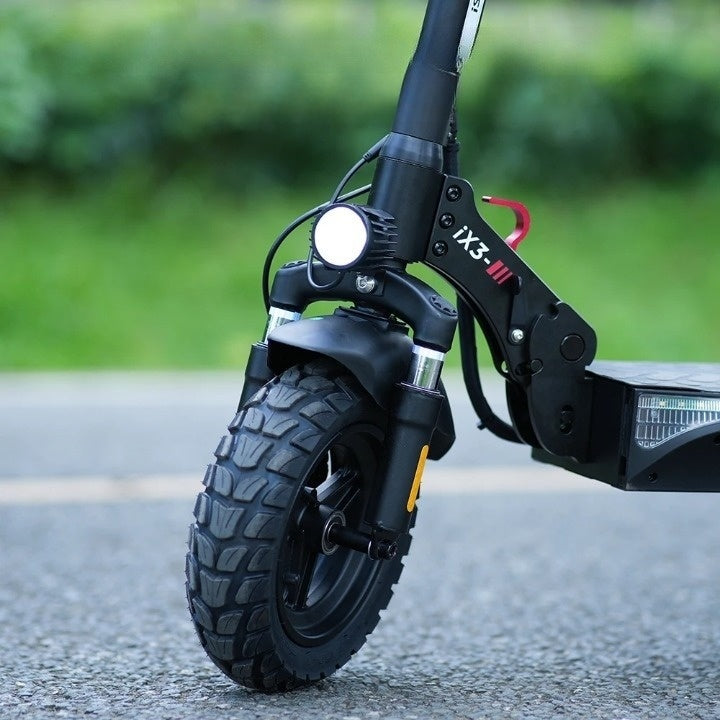 “CityCruiser iX3: Velocidad y estilo en cada viaje con la seguridad por delante.”