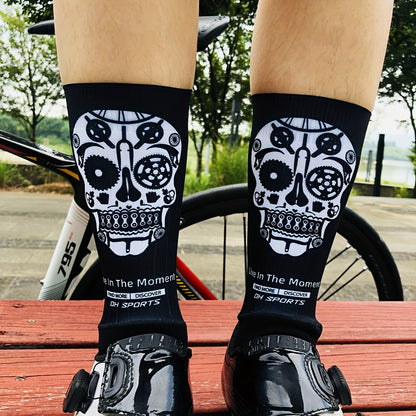 “PirateSocks: Calcetines de ciclismo unisex, patrón de calaveras, transpirables y cómodos.”