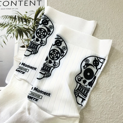 “PirateSocks: Calcetines de ciclismo unisex, patrón de calaveras, transpirables y cómodos.”