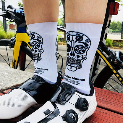 “PirateSocks: Calcetines de ciclismo unisex, patrón de calaveras, transpirables y cómodos.”